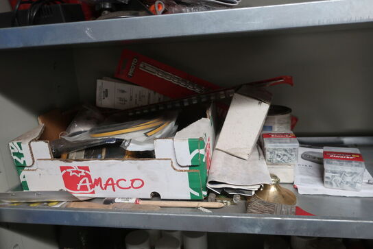 Stålskab med div. Plejemidler m.m.