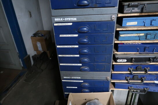 Div. Sortimentskasser/reoler med reservedele og fittings samt ledninger