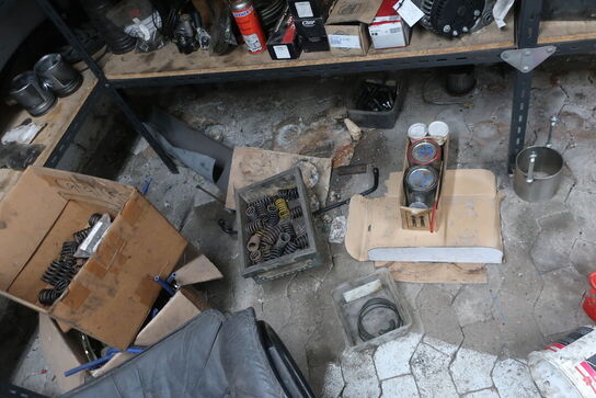 5 fag reoler med div. Reservedele