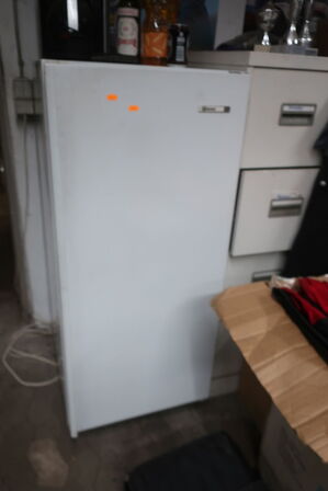 Køleskab GRAM samt kaffemaskine