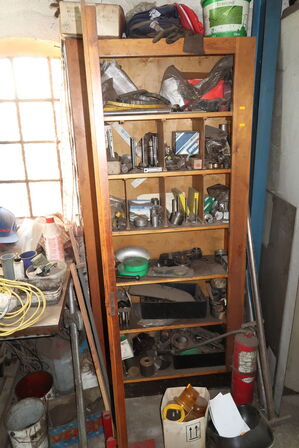 Skab med div. Værktøj og reservedele