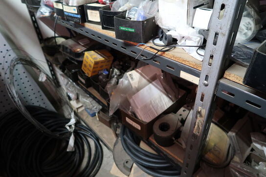 Reol med div. Reservedele, værktøj m.m.