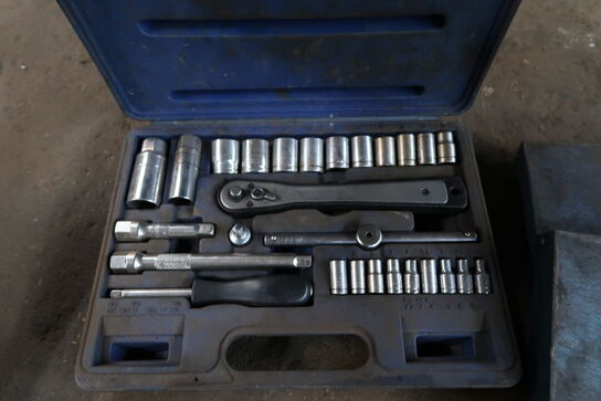 3 stk. kasser med topnøglesæt m.m.