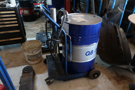 Vogn med tønde samt oliepåfylder K400