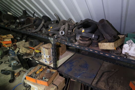 Reol med div. Reservedele