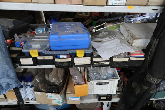 Reol med div. Reservedele, værktøj m.m.