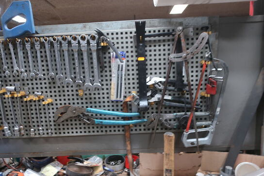 Arbejdsbord med skruestik, værktøjstavle med div. Værktøj m.m.