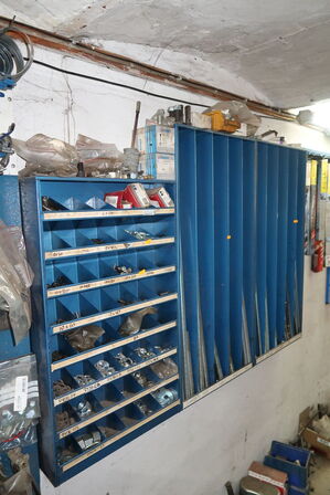 2 stk. sortimentsreoler med indhold