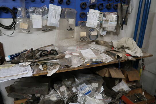 Arbejdsbord med div. Reservedele samt tavle med indhold