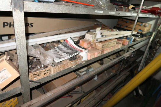 Reol med div. Reservedele, værktøj m.m.