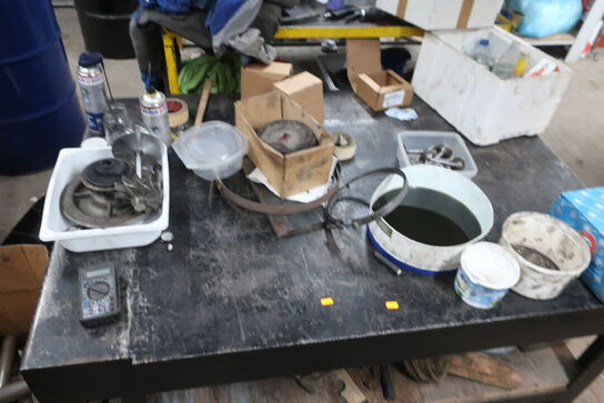 Arbejdsbord med div. Reservedele m.m.