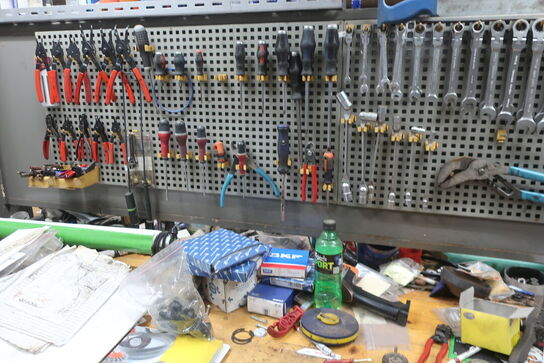 Arbejdsbord med skruestik, værktøjstavle med div. Værktøj m.m.