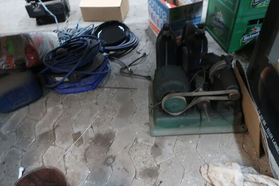 Arbejdsbord med skruestik, værktøjstavle med div. Værktøj m.m.