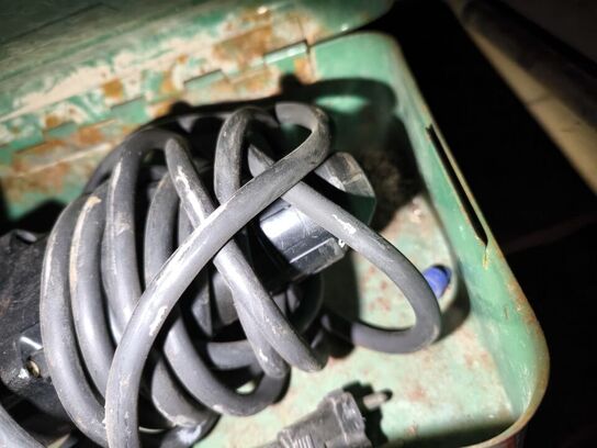 Reol med div. Værktøj bl.a. alligatorsav DEWALT, buskrydder, akku håndværktøj BOSCH m.m.