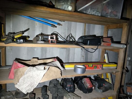 Reol med div. Værktøj bl.a. alligatorsav DEWALT, buskrydder, akku håndværktøj BOSCH m.m.