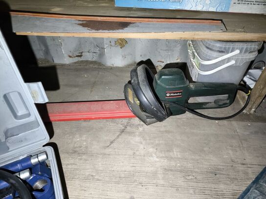 Reol med div. Værktøj bl.a. alligatorsav DEWALT, buskrydder, akku håndværktøj BOSCH m.m.