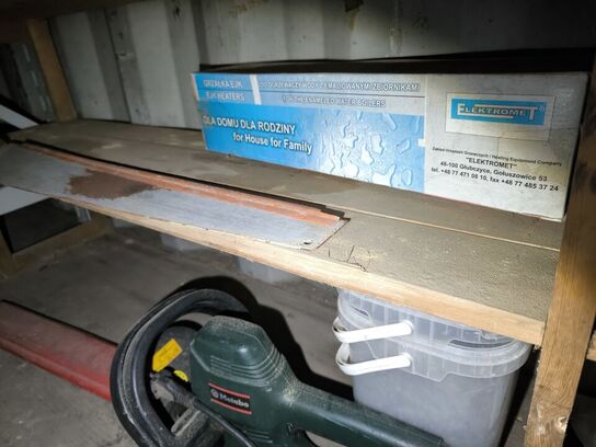 Reol med div. Værktøj bl.a. alligatorsav DEWALT, buskrydder, akku håndværktøj BOSCH m.m.