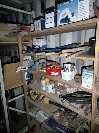 Reol med div. Værktøj bl.a. alligatorsav DEWALT, buskrydder, akku håndværktøj BOSCH m.m.