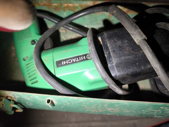 Reol med div. Værktøj bl.a. alligatorsav DEWALT, buskrydder, akku håndværktøj BOSCH m.m.