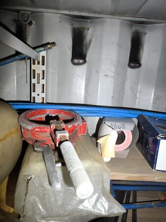 Reol med div. Værktøj bl.a. alligatorsav DEWALT, buskrydder, akku håndværktøj BOSCH m.m.