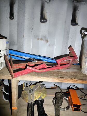 Reol med div. Værktøj bl.a. alligatorsav DEWALT, buskrydder, akku håndværktøj BOSCH m.m.