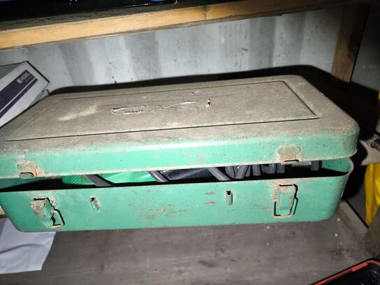 Reol med div. Værktøj bl.a. alligatorsav DEWALT, buskrydder, akku håndværktøj BOSCH m.m.