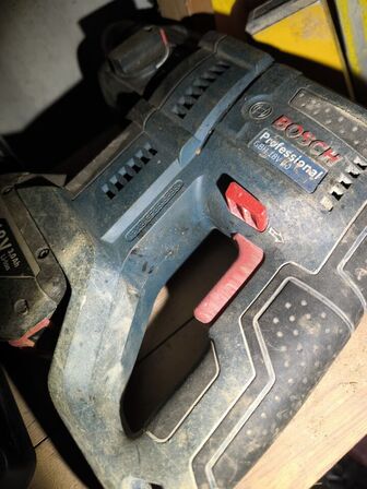 Reol med div. Værktøj bl.a. alligatorsav DEWALT, buskrydder, akku håndværktøj BOSCH m.m.