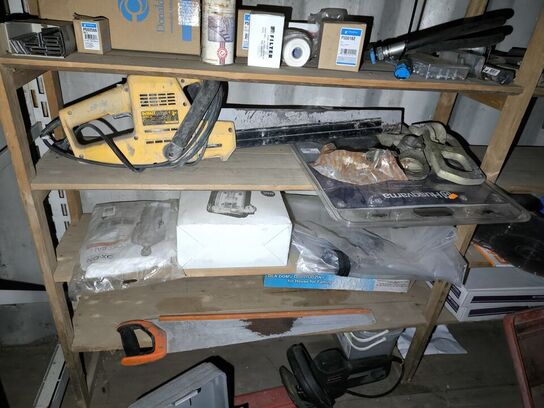 Reol med div. Værktøj bl.a. alligatorsav DEWALT, buskrydder, akku håndværktøj BOSCH m.m.