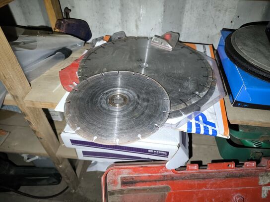 Reol med div. Værktøj bl.a. alligatorsav DEWALT, buskrydder, akku håndværktøj BOSCH m.m.