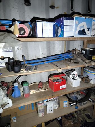 Reol med div. Værktøj bl.a. alligatorsav DEWALT, buskrydder, akku håndværktøj BOSCH m.m.