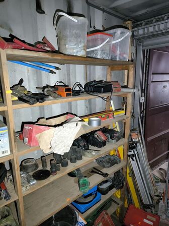 Reol med div. Værktøj bl.a. alligatorsav DEWALT, buskrydder, akku håndværktøj BOSCH m.m.