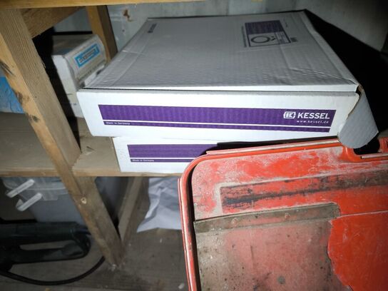 Reol med div. Værktøj bl.a. alligatorsav DEWALT, buskrydder, akku håndværktøj BOSCH m.m.