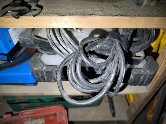 Reol med div. Værktøj bl.a. alligatorsav DEWALT, buskrydder, akku håndværktøj BOSCH m.m.