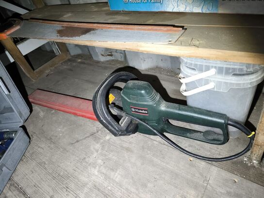 Reol med div. Værktøj bl.a. alligatorsav DEWALT, buskrydder, akku håndværktøj BOSCH m.m.