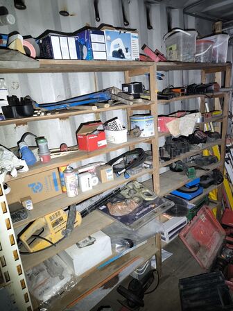 Reol med div. Værktøj bl.a. alligatorsav DEWALT, buskrydder, akku håndværktøj BOSCH m.m.