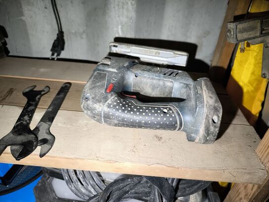 Reol med div. Værktøj bl.a. alligatorsav DEWALT, buskrydder, akku håndværktøj BOSCH m.m.