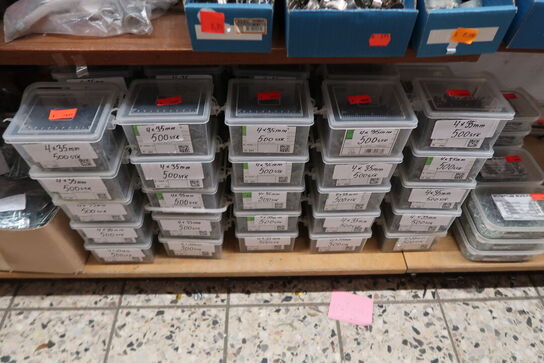 4 fag + 2 stativer med stort parti skruer, bolte m.m.