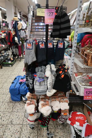 Stativ med stort parti huer, strømper m.m. 