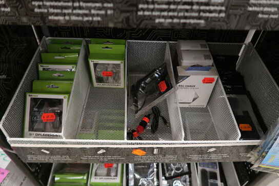 Stativ med stort parti telefonudstyr 