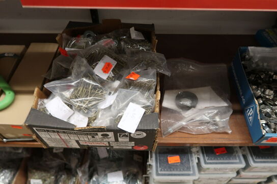 4 fag + 2 stativer med stort parti skruer, bolte m.m.