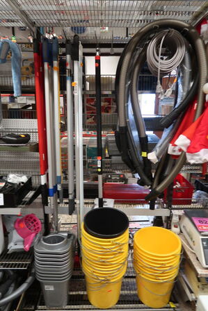 Tøm 5 fag med rengøringsartikler 