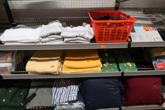 Tøm 4 fag med tøj, klude & handelsvarer 