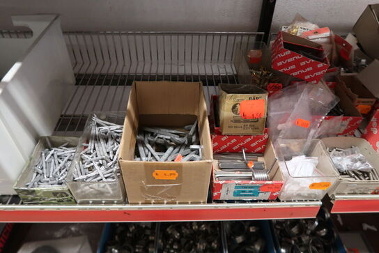 4 fag + 2 stativer med stort parti skruer, bolte m.m.