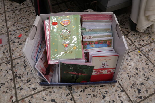 Stativ med diverse kort 