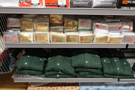 Tøm 4 fag med tøj, klude & handelsvarer 