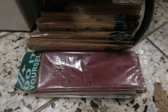 Stativ med stort parti slibepapir 