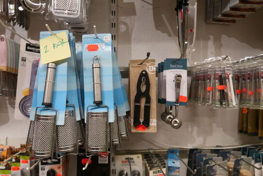 Stort parti køkkenredskaber m.m. - tøm 2 fag 