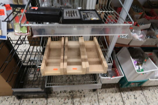 4 fag + 2 stativer med stort parti skruer, bolte m.m.