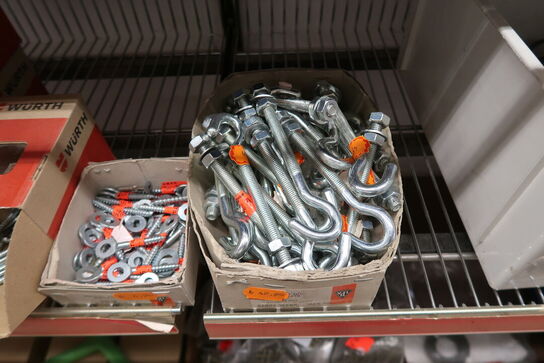 4 fag + 2 stativer med stort parti skruer, bolte m.m.