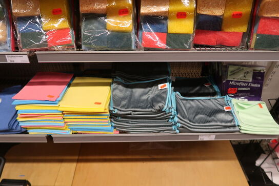 Tøm 4 fag med tøj, klude & handelsvarer 